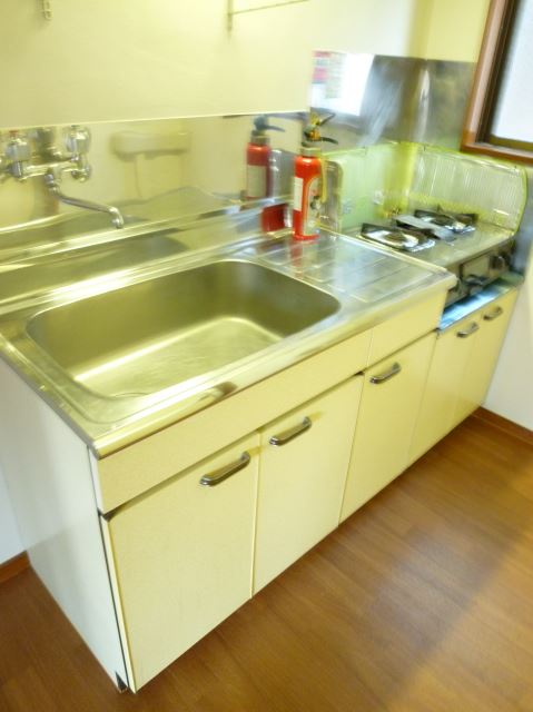 Kitchen. Gas stove can be installed