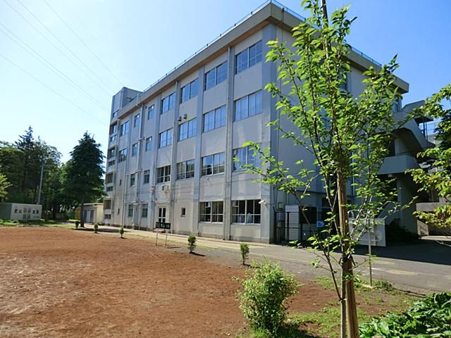Junior high school. 940m until the Mitaka Municipal second junior high school
