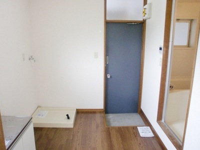 Entrance. Kitchen space is wide ☆