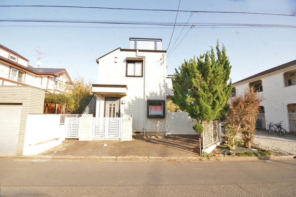 Local appearance photo. It is the property of Mitaka City Kitano 3-chome. It is a building with a roof to 2LDK to be built on the site of a good 40 square meters of per yang. Construction of excellent house manufacturer in seismic and fire-resistant. Peripheral is delayed is life spacious spread is spacious space.