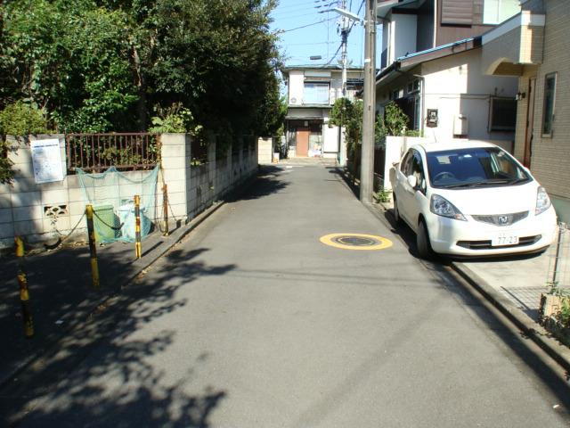 Local photos, including front road. And clean the surrounding environment in the 4m public roads