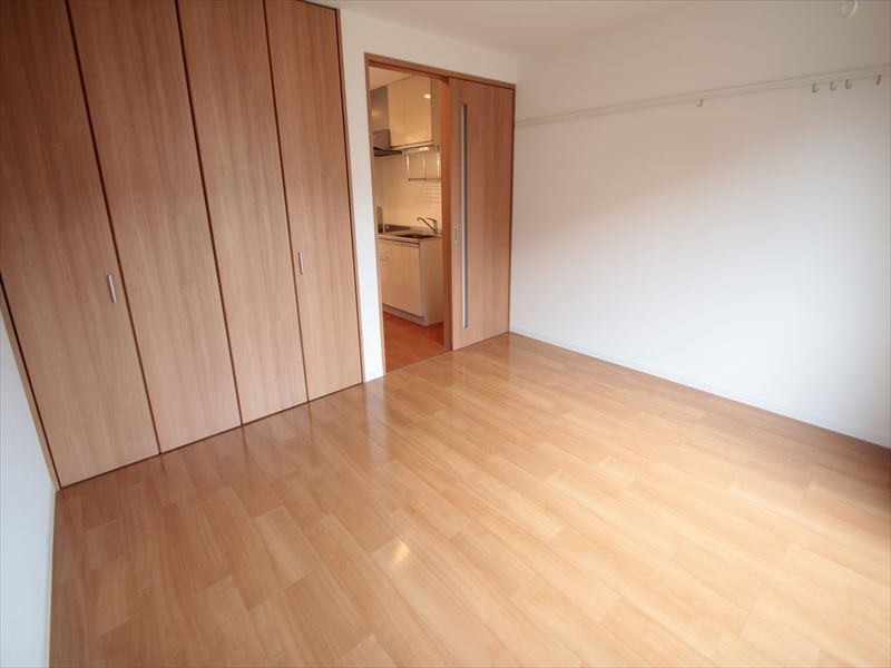 Living and room. 26.36 square meters and spacious size ^^
