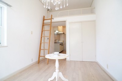 Other room space. It is equipped with elegant furniture