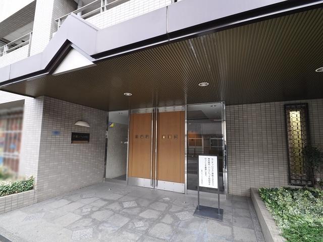 Entrance. Mitaka City House Entrance