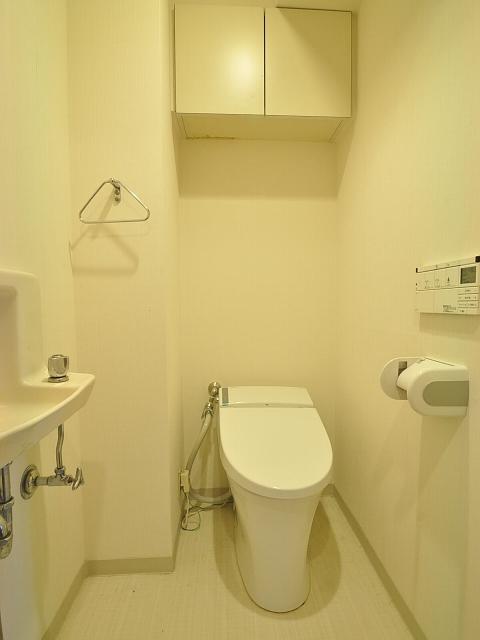 Toilet. Mitaka City House toilet