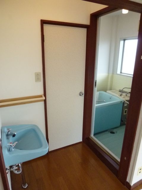 Washroom. Basin space