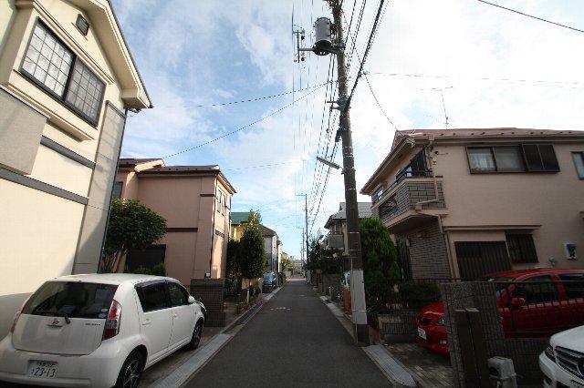 Local photos, including front road. A quiet residential area