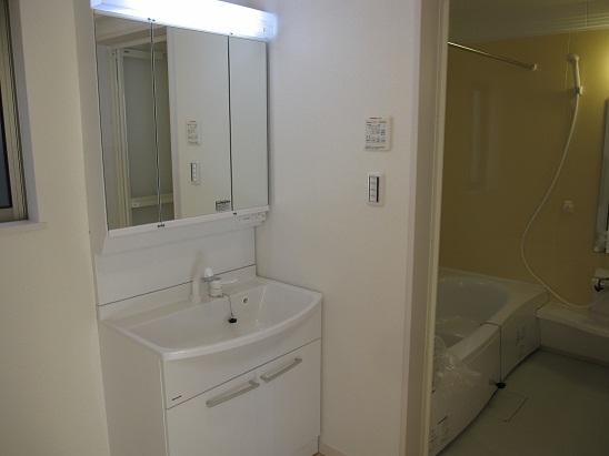 Same specifications photo (bathroom). (Same specifications) Morning busy in the bathroom vanity with a shower is dressed complete recovery.