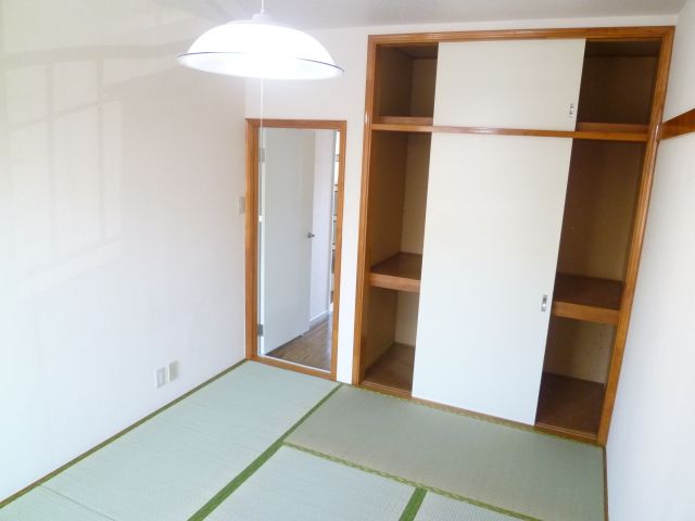 Living and room. Sunny Japanese-style room on the south-facing ☆