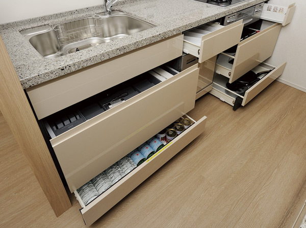 Kitchen.  [Slide storage] Easy, such as cookware is confirmed, It has established a slide storage that can be out smoothly.