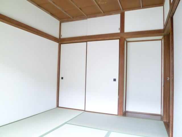 Living and room. 6 tatami Japanese-style room and storage