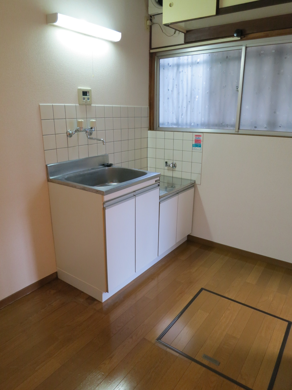 Kitchen. There is under-floor storage