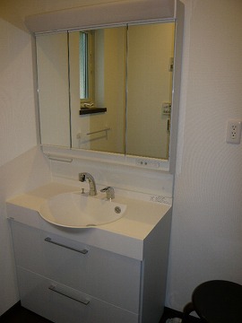 Washroom. Shampoo with Dresser! Three-sided mirror use!