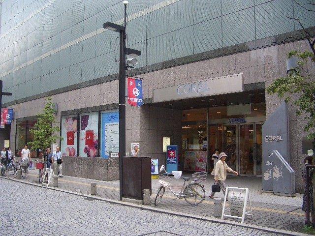 Shopping centre. Clothes from 500m food to Corral You set up