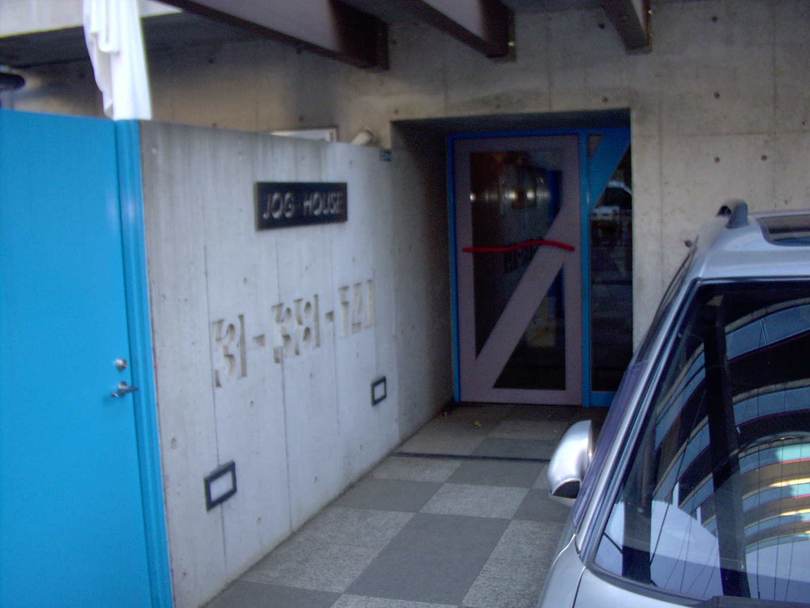 Entrance. auto lock There are vending machines