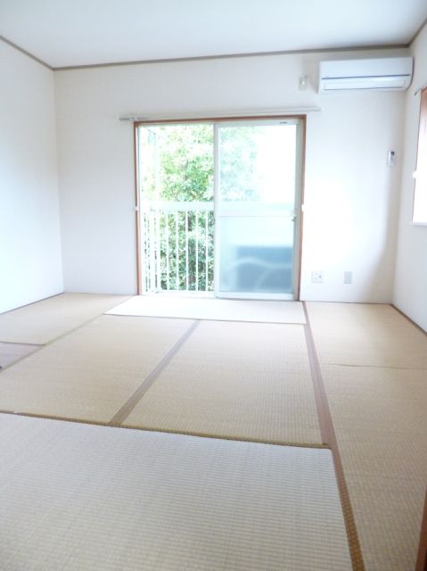 Living and room. Bay window with a 7 Pledge of tatami rooms