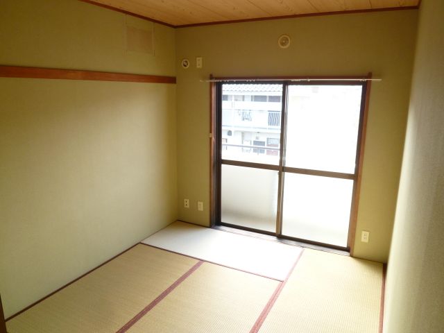 Living and room. It is warm Japanese-style room on the south side.