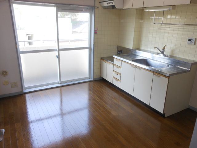 Kitchen. Spacious dining of 8 quires