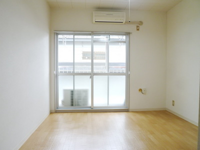 Living and room. It is a large window is pleasant