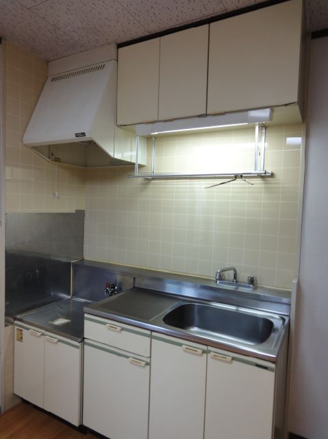 Kitchen. Gas stove can be installed kitchen