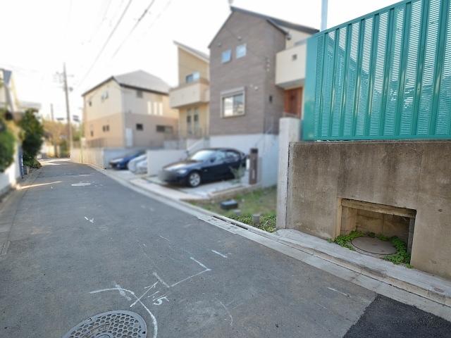 Local photos, including front road. Mitaka City Nakahara 1-chome front road