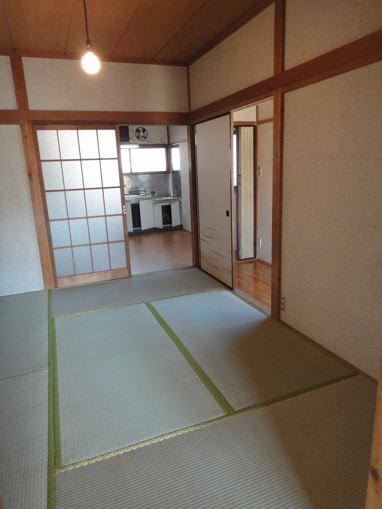 Living and room. Please feel at home in a good smell of tatami