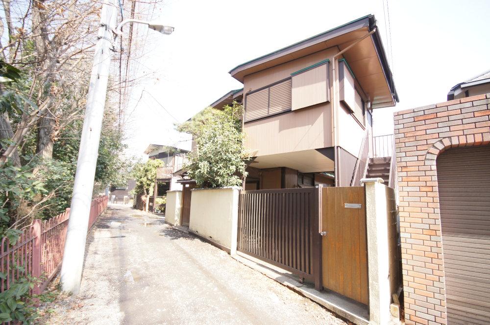 Local photos, including front road. Road opposite has become a green living environment in Tamagawa. 