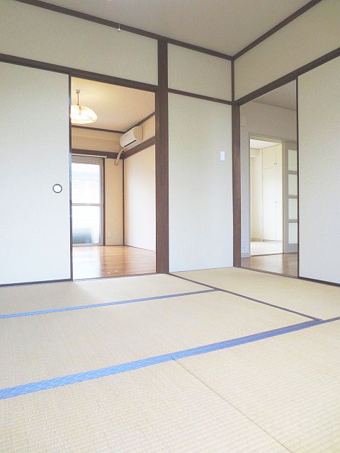 Living and room. Japanese-style room to settle