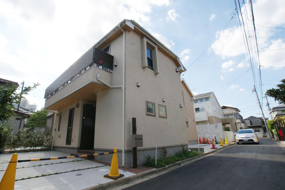 Local appearance photo. Mitaka Shinkawa 4-chome, Keio Line "Sengawa" station bus 10 minutes of newly built single-family. There is a distance to the station, but has been enhanced shopping facilities in the surrounding area UR rent. 