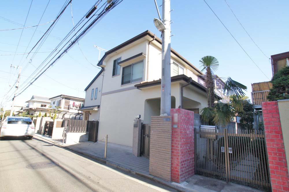Local photos, including front road. It is a used house of Mitaka City Shimorenjaku 6-chome. Heisei built shallow housing that has been built in 20 years, all the rooms are facing south, including the LDK. Such as bent stairs and spacious toilet space, 2LDK But is the big easy-to-use floor plan.