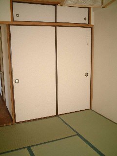 Living and room. Japanese-style room to settle.