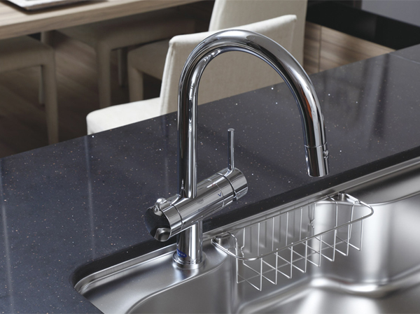 Kitchen.  [Water purifier integrated mixing faucet] Triple filtration water purifier integrated mixing faucet system in the delicious water is available. (Model Room A1 type ・ Menu plan ※ Free of charge ・ Application deadline Yes / Some including paid option)
