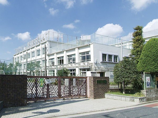 Surrounding environment. City fourth junior high school (about 1km ・ Walk 13 minutes)