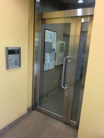 Entrance. Auto-lock with the entrance of the peace of mind