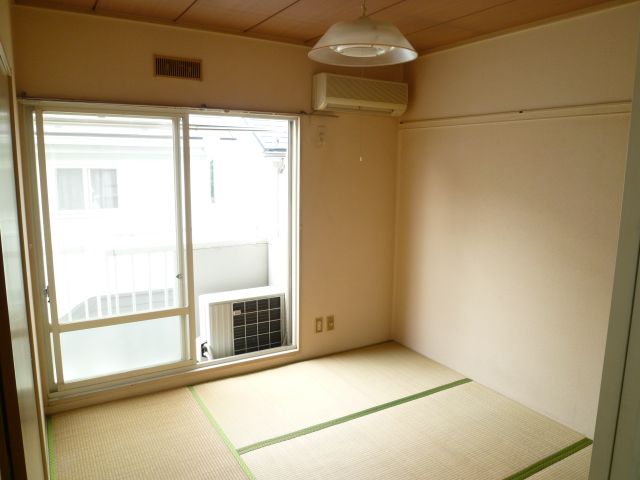 Living and room. 4.5 is the tatami Japanese-style room.