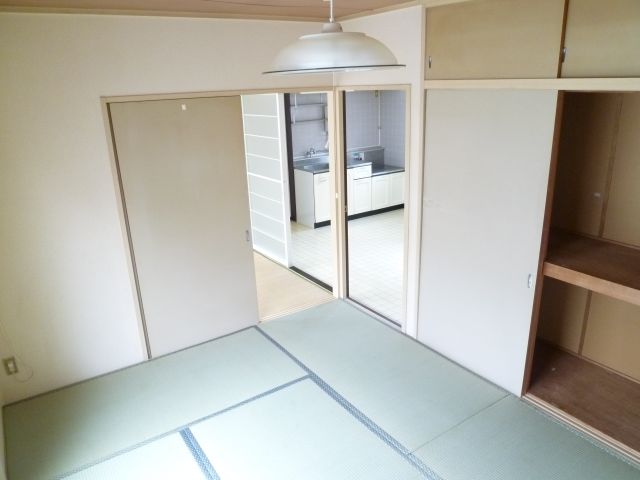 Living and room. South-facing bright Japanese-style ☆