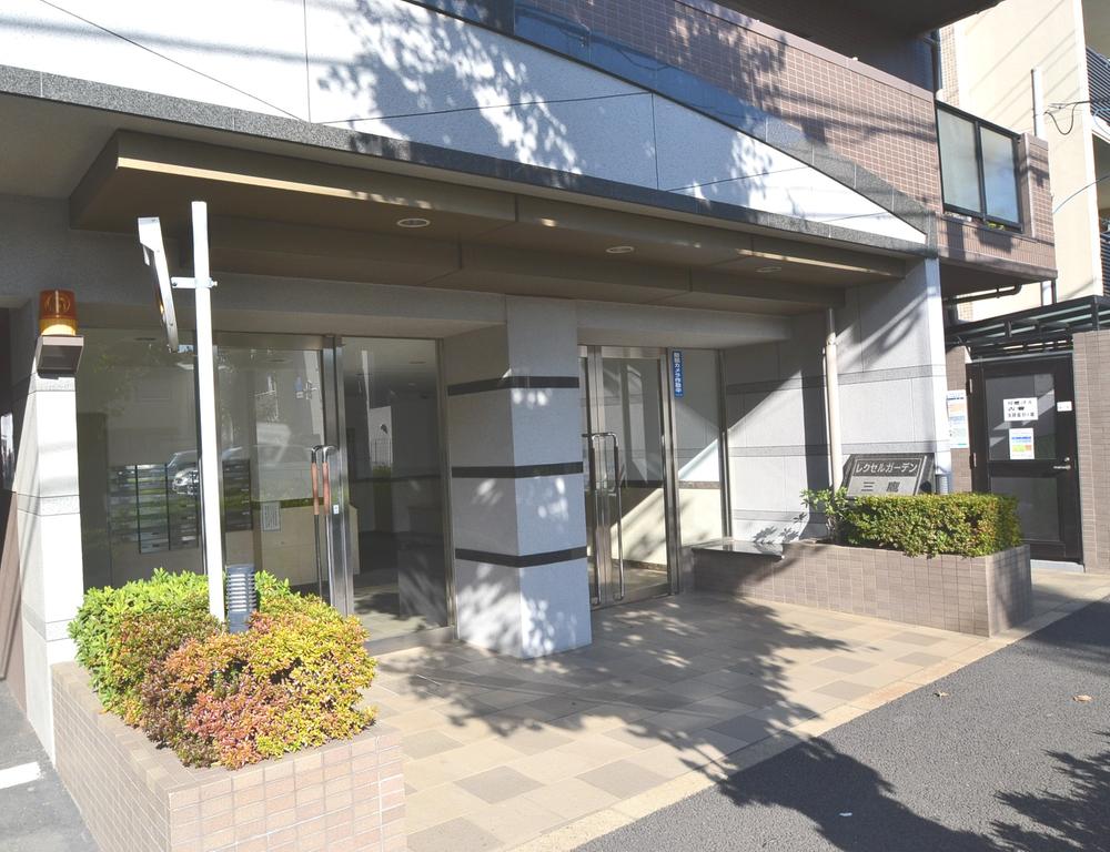 Entrance. Common areas