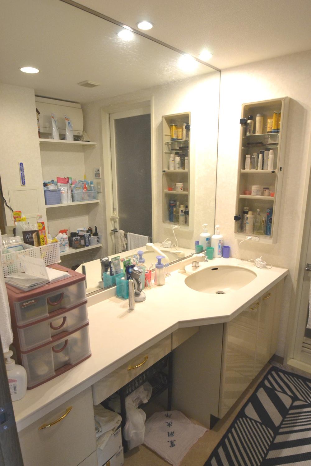 Wash basin, toilet. Indoor (11 May 2013) Shooting