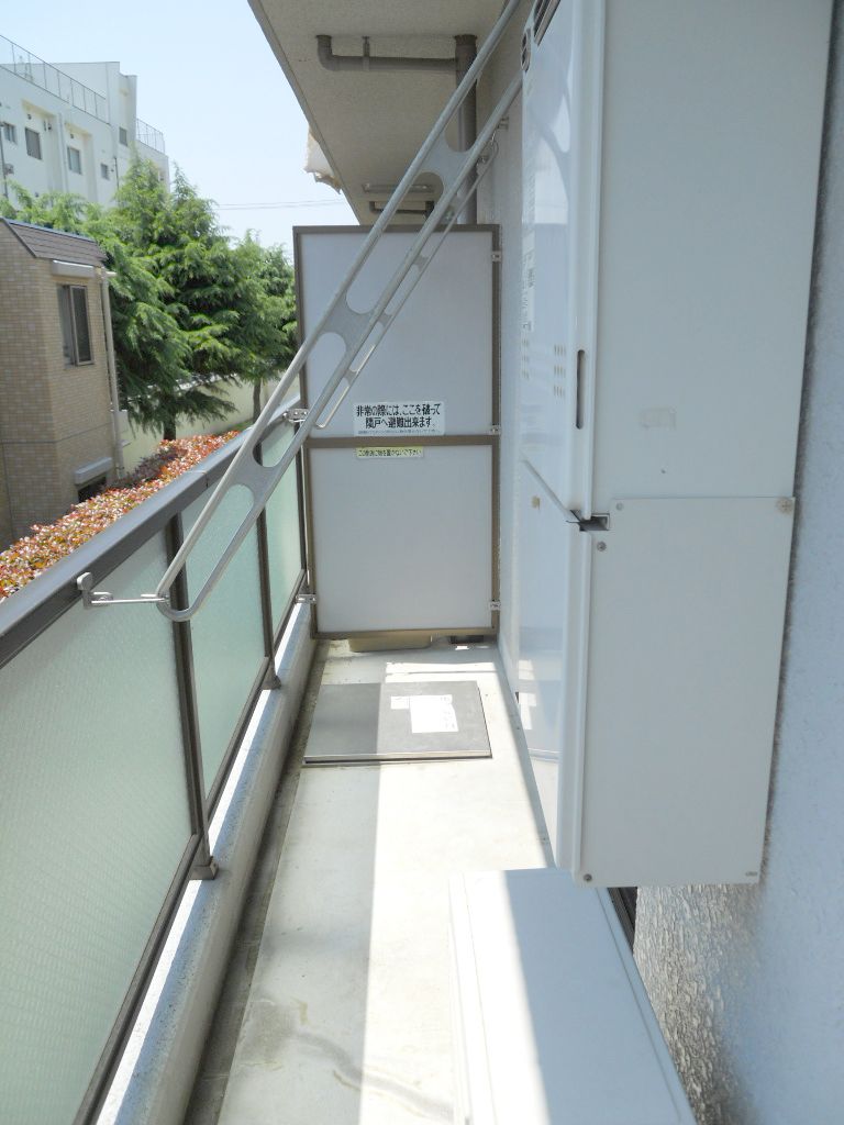 Balcony. Facing south in the day good \ (^ o ^) /