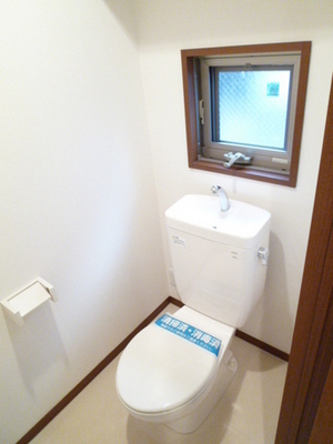 Toilet. Ventilation is also possible because there is a window!