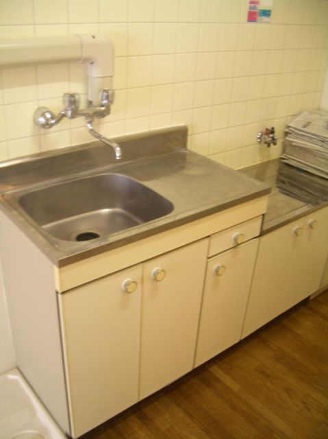 Kitchen. Two-necked gas stove installation Allowed