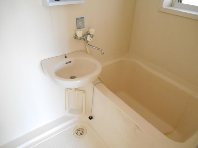 Bath. With wash basin, Beautiful bath in which the white tones