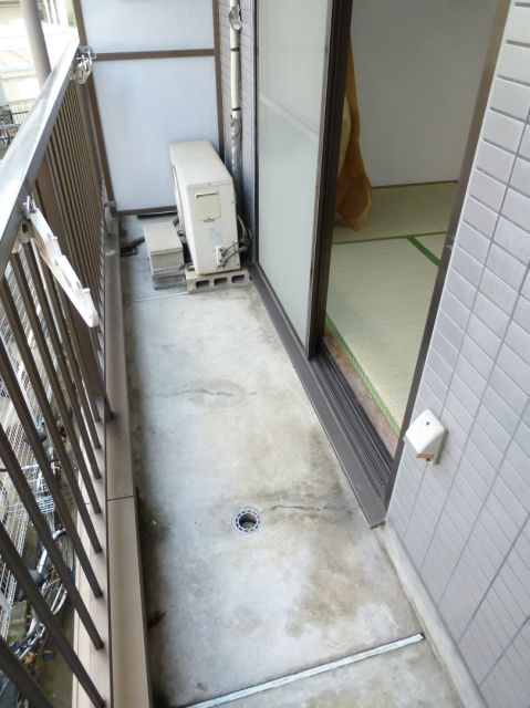 Balcony. There is space Hoseru is futon. 