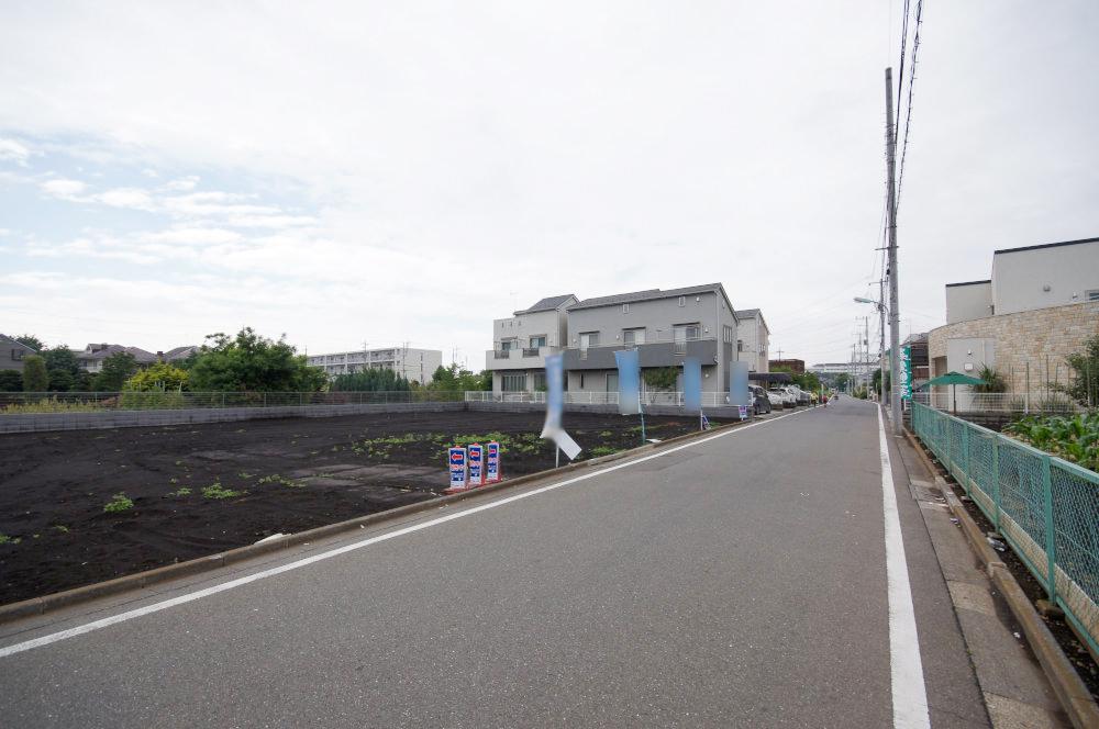 Local photos, including front road. Road also widely, Sense of openness is the subdivision of the features penetrate. 