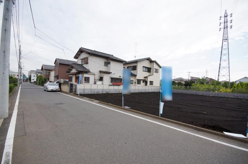 Local photos, including front road. Traffic volume is also less pedestrian traffic is also less calm road. 