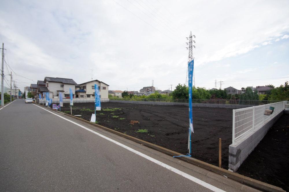 Local photos, including front road. Road also widely, Pretty! And bright subdivision