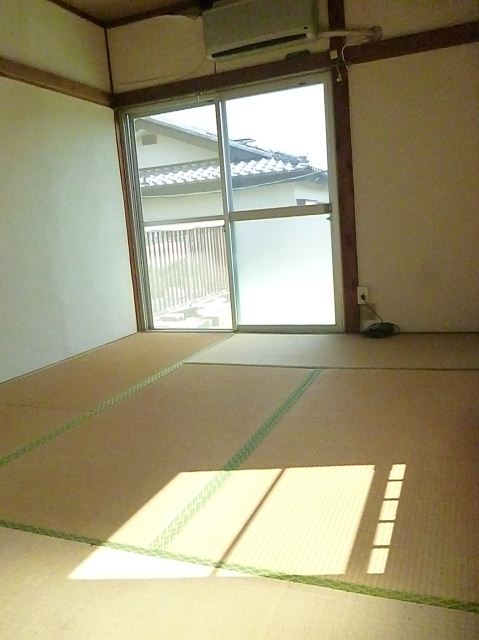 Living and room. A two-sided lighting is bright Japanese-style room.