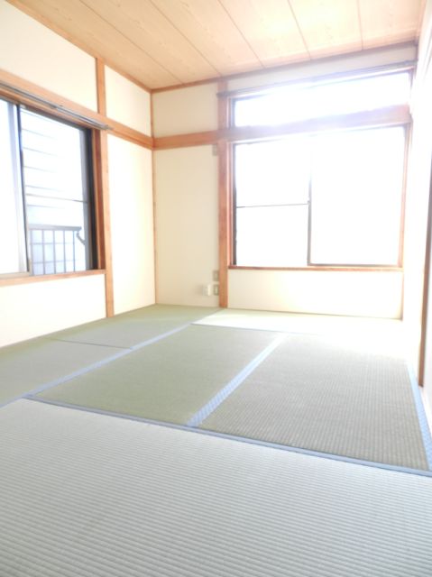 Living and room. Japanese-style room also bright two-sided lighting! 