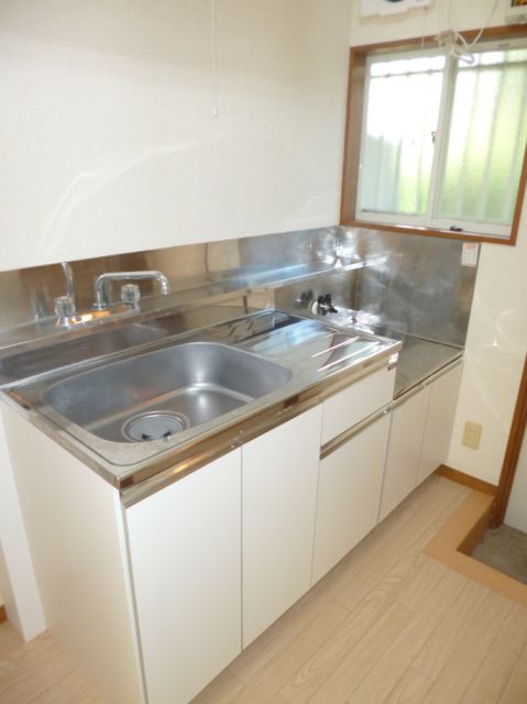 Kitchen. Gas two-burner can be installed, There is also a cooking space.