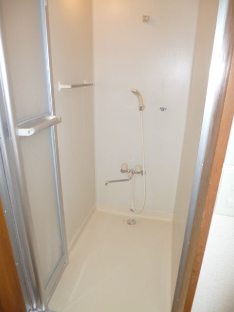 Bath. Shower room.